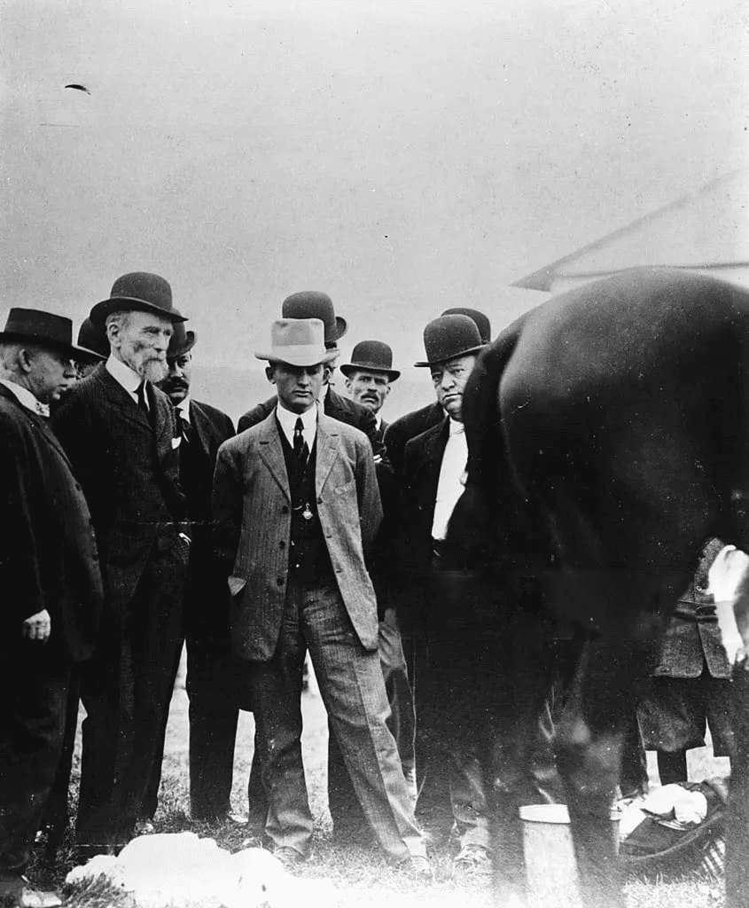 جيمس آر. كين في أحد سباقات الخيول سنة 1908